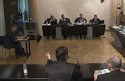 Imagen de televisión del momento de la expulsión de la preferentista (iz, al fondo) multada ayer por alterar el orden en el juicio, celebrado en el Tribunal Superior de Justicia de Madrid, al magistrado Elpidio José Silva. El presidente de la sala, Arturo Beltrán, que ya había advertido de que procedería a imponer sanciones si se alteraba el orden, ordenó su expulsión y multó a la mujer con 100 euros por alteración del orden. EFE/EFE-TV