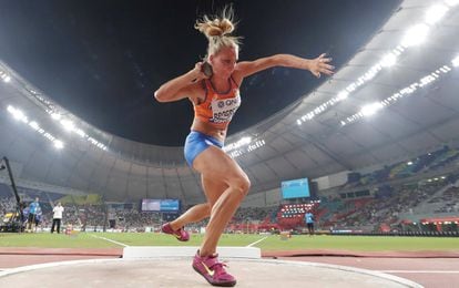 La holandesa Nadine Broersen compite en la prueba de lanzamiento de peso, en Doha, el 2 de octubre.