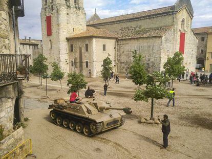 Un tanc de la sèrie 'Westworld' al centre de Besalú.