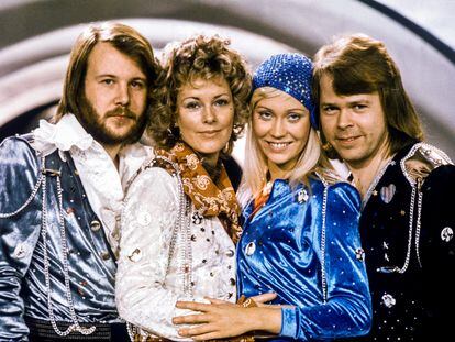Los miembros del grupo ABBA tras ganar Eurovisión en 1974.