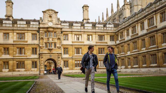 Dos alumnos, en la Universidad de Cambridge.