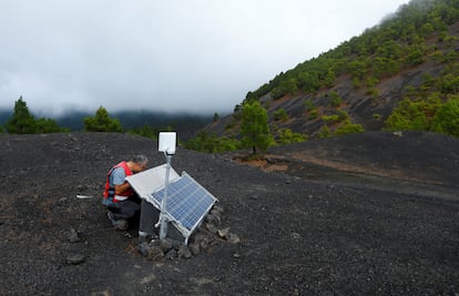 Stavros Meletlidis, del IGN, trabaja dos días antes de la erupción en una de las estaciones sísmicas que ahora deben limpiarse a diario.