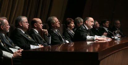 El president de el Tribunal Constitucional, al costat de diversos magistrats, en un acte del passat mes de març.