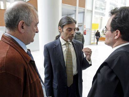 Juan Ignacio Blanco (centro), con su abogado Francisco Masset (derecha) y Fernando Garciá, padre de una de las niñas de Alcàsser.