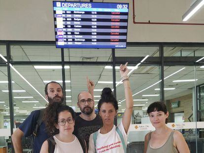 Cris Goms i el seu marit, Pedro Moreno, tots dos amb ulleres, amb altres espanyols atrapats a Filipines.