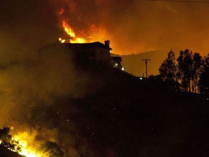 Un incendio amenaza las viviendas de San Marcos, California.