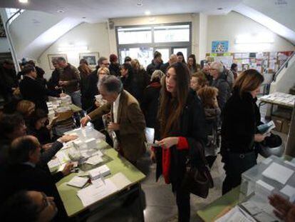 Las empresas y comercios se organizan para hacer compatible el derecho a voto con la jornada laboral