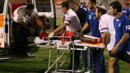 Chaswe Nsofwa, de la Segunda División israelí, es llevado en camilla tras sufrir un desmayo el pasado miércoles.