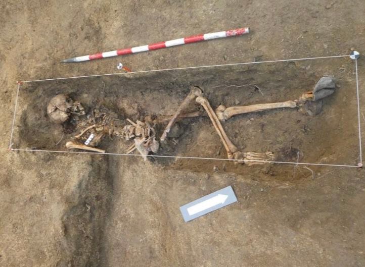 Esqueleto de Marcela Castelo Blázquez hallado en la fosa de la Cruz del Cerro en 2022. Tenía 36 años cuando la mataron. La disposición de los brazos indica que fue asesinada y enterrada con las manos atadas a la espalda. 