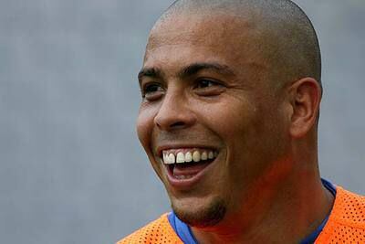 Ronaldo sonríe durante uno de los entrenamientos de la selección brasileña en Francfort.