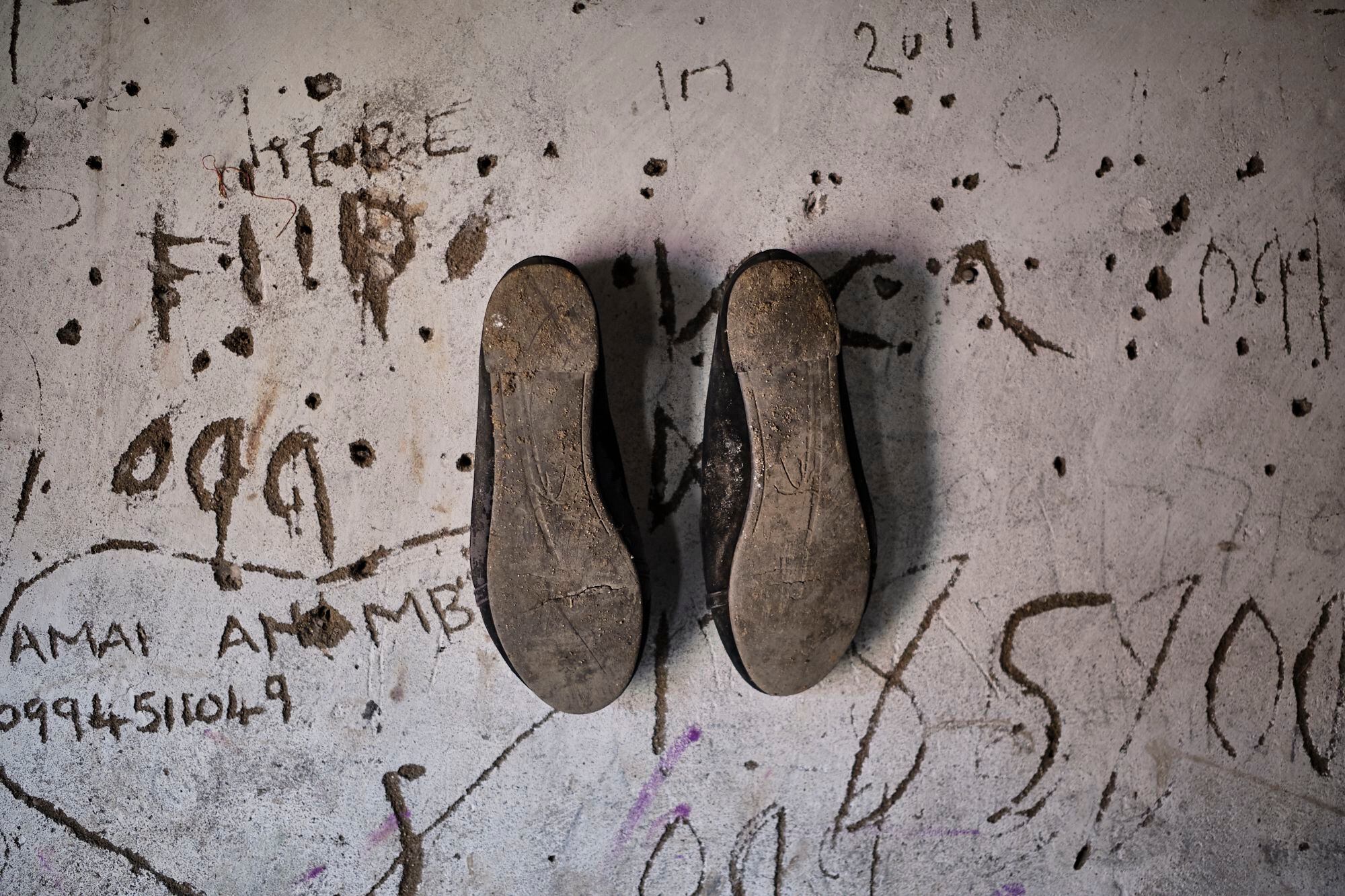 Los zapatos de Chimwala cuelgan en la pared de su habitación. Esta chica tiene 22 años y un hijo de cuatro que vive con su abuela. 