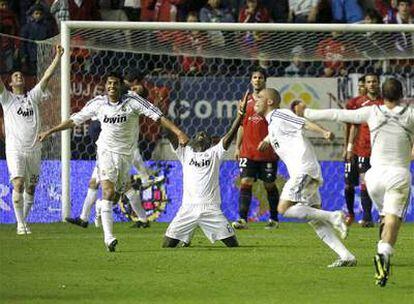 Higuaín, Torres, Diarra (arrodillado), pepe y Sneijder (de espaldas), celebran el título nada más pitar el árbitro el final.