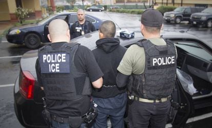 Agentes de inmigraci&oacute;n detienen a un inmigrante durante una operaci&oacute;n en Los &Aacute;ngeles. 