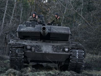 Tropas ucranias con un tanque Leopard 2A4 de fabricación europea, en el frente de Kremina el pasado diciembre.