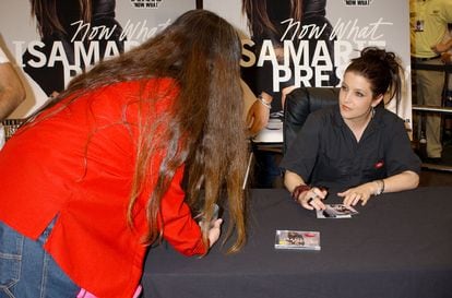 Lisa Marie Presley firma discos en Costa Mesa (California), en 2005, año del lanzamiento de su segundo álbum: 'Now What'.