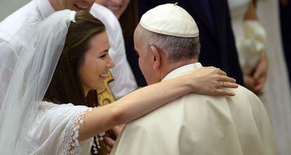 El papa Francisco, ayer con una novia.