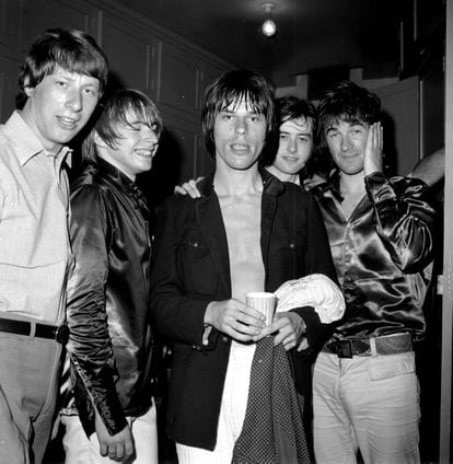 The Yardbirds en Los Ángeles en 1966. De izquierda a derecha, Chris Dreja, Keith Relf, Jeff Beck (primer plano), Jimmy Page y Jim McCarty. 