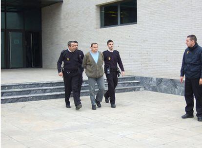 Veselin Vlahovic sale de los juzgados de Dénia (Alicante) esposado y escoltado por policías nacionales.