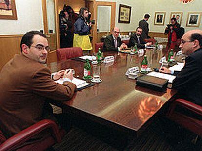 Javier Balza, a la izquierda, al inicio de la reunión con representantes de los partidos democráticos.