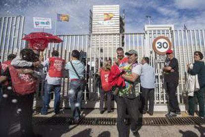 Varios extrabajadores de Radio Televisión Valenciana (RTVV) muestra su alegría frente a las puertas del ente después de que el Tribunal Superior de Justicia de la Comunidad Valenciana (TSJCV) declarara nulo el Expediente de Regulación de Empleo (ERE). EFE/Archivo