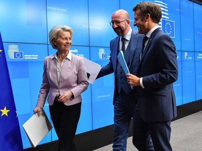 La presidenta de la Comisión Europea, Ursula von der Leyen, el del Consejo Europeo, Charles Michel, y el mandatario francés, Emmanuel Macron, este jueves en Bruselas tras anunciar la candidatura de Ucrania a la UE.