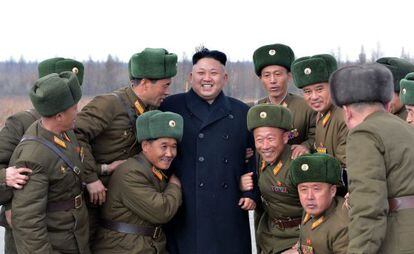 Kim Jong-un rodeado de militares este lunes.