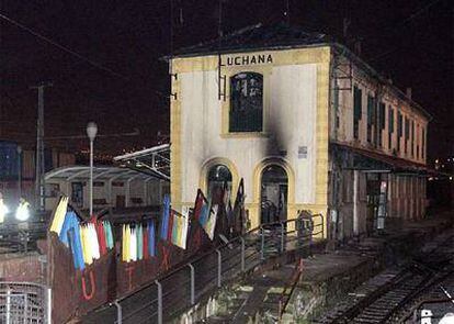 Operarios de Renfe trabajan en la estación de tren de Luchanatras la explosión de los artefactos.