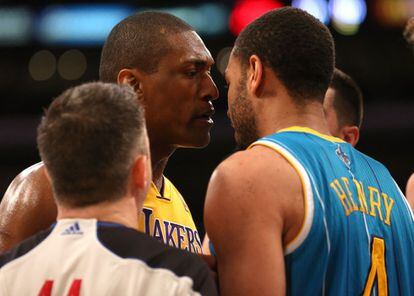 WorldPeace, de los Lakers, se encara con Henry, de los Hornets.
