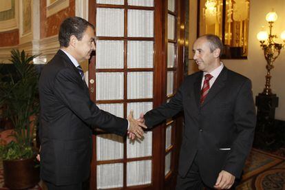 El presidente del Gobierno, José Luis Rodríguez Zapatero y Josu Erkoreka, del PNV, en el Congreso.