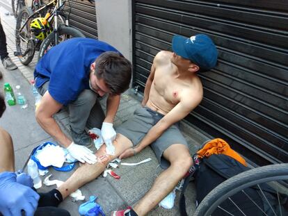 El integrante de una brigada voluntaria de salud atiende a un manifestante lesionado por una ráfaga de perdigones, en las protestas del 21 de octubre de 2019.