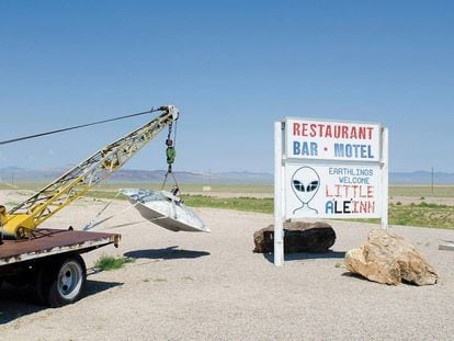 Los lugareños aprovechan las leyendas sobre extraterrestres. En las cercanías a la base militar del Área 51 hay un motel con el nombre Little Aleinn.