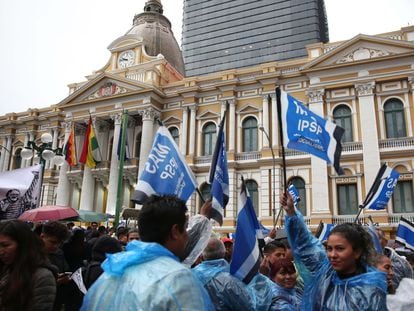 Seguidores del presidente de Bolivia, Luis Arce, se manifiestan en La Paz.