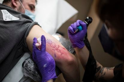 Cornelius tatoo, estudio de tatuajes que hace diseños de una persona sin hogar para recaudar fondos para él.