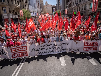 Los secretarios generales de UGT, Pepe Álvarez, y de CCOO, Unai Sordo, encabezan una manifestación para celebrar el Día Internacional del Trabajador este lunes en Madrid.