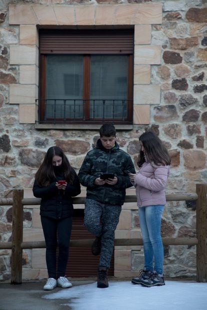 De izquierda a derecha, Leyre Arribas, Sergio Terrazas y Paula Terrazas se conectan al wifi del Telecentro de Molinos.