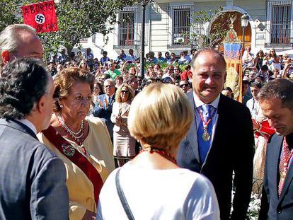 El presidente de la Generalitat, Alberto Fabra, junto a la alcaldesa de Valencia, Rita Barberá, que encabezaron la procesión cívica del 9 d'Octubre.