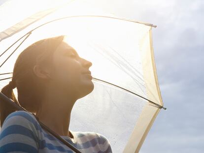 El paraguas bloquea los rayos de sol para evitar quemaduras y daños en la piel. GETTY IMAGES.