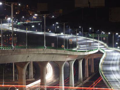 Entrada en la autopista elevada Viaducto Bicentenario, construida y operada por OHL M&eacute;xico.