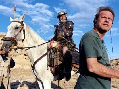 Terry Gilliam, con Jean Rochefort al fondo, en el rodaje de su Quijote en el a&ntilde;o 2000.