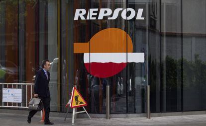 Un hombre pasa junto a la entrada de la sede de Repsol en Madrid.