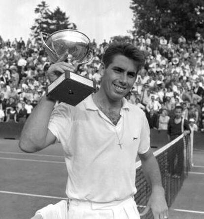 Santana, con la Copa de Roland Garros 1964.