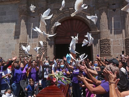 Familiares y amigos en una misa de cuerpo presente para Luz Raquel Padilla, en Zapopan, Estado de Jalisco (México), el 21 de julio de 2022.