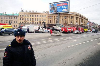 Vehículos de emergencia y un helicóptero frente a la entrada del metro del Instituto Tecnológico, en San Petersburgo. 