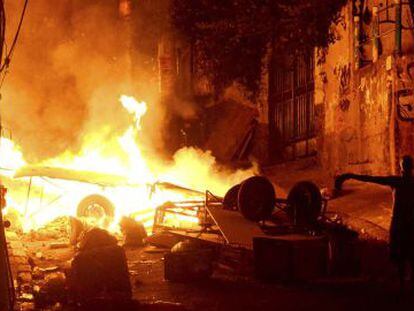 Un hombre gesticula junto a una barricada durante los sucesos del martes en una favela cerca de Copacabana. 