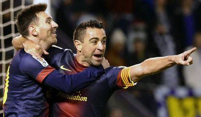 Xavi celebra su gol con Messi.