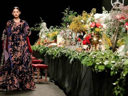 Una modelo luce las creaciones de la firma Duyos durante la Mercedes Benz Fashion Week de Madrid, este viernes. 