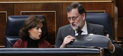Mariano Rajoy y Soraya S&aacute;enz de Santamar&iacute;a, en el Congreso.