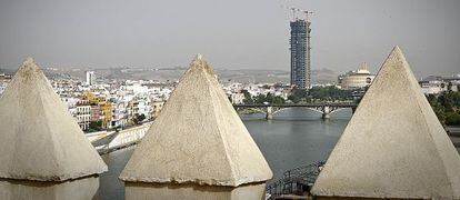 Las obras de la Torre Pelli vistas desde la Torre del Oro de sevilla.