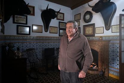 Fernando Cuadri, en el salón de trofeos de su ganadería.