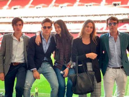 Victoria Marichalar y Gonzalo Caballero, abrazados junto a otros amigos el domingo en el estadio Metropolitano.
